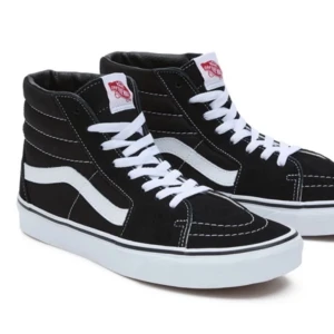 Svarta Höga Vans Skor - Intressekoll på mina höga svarta vans skor då de inte kommer till användning. Köpta från Sellpy och knappt använda av mig, de är i  gott skick. Pris kan diskuteras, kom privat för frågor💞💞💞