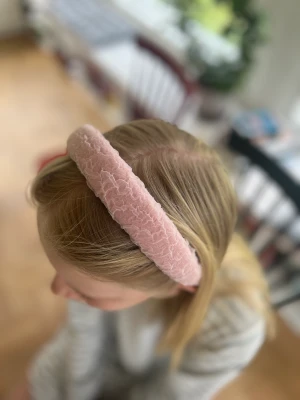 Diadem - Oanvänt rosa diadem. 