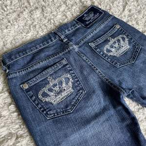 LÄGGER UPP PÅ NYTT PGA OAKTIV KÖPARE. Säljer dessa Victoria Beckham jeans som är lite för korta för mig, dm för bilder på! ❤️ Lågmidjad och bootcut modell med silverkronor på bakfickorna. Står ej någon storlek men innerbenslängd: 71,5cm, midjemått: 35cm. 🫶