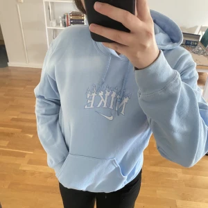 Nike hoodie  - Superfin ljusblå hoodie med broderat Nike märke på, inte äkta Nike!  Stl S, passar även M Använd max 3 gånger 