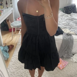 Klänning  - Kort svart off-shoulder klänning! Passar mig som normalt är 36/S 