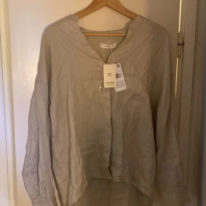 Helt ny linneskjorta  - Helt ny linneskjorta från Mango. Köpt 2020 och aldrig använd, prislapp sitter kvar. Har även en likadan i grönt om intresse finns.
