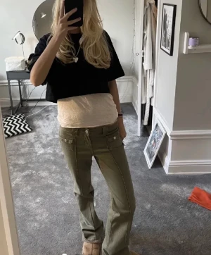 Gröna jeans hm - Säljer dessa sjukt snygga och eftertraktade jeans från hm! Helt slutsålda!! 🧡Jeansen är aldrig använda, endast testade, prislappen kvar! Hör av er om ni är intresserade.