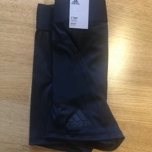 Oanvända träningsshorts Adidas storlek XS - Oanvända träningsshorts storlek XS