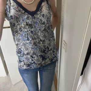 Linne crocker  - Jättefint linne från crocker i blommigt mönster 🌸🩷❤️ knyte på axlarna så går att justera. Skulle därför säga att den passar XS-M. I jättefint skick 😍