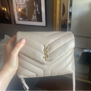 Ysl loulou toy - Ny, nypris 17500, mitt pris 12900, kvitto och dustbag finns! Vill gärna byta mot en valentino rockstud spike bag