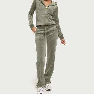 Juicy conture  - Säljer min dress då den inte används med. Köpt för 2400, köptes för någon månad sedan och känner att de inte är min stil längre. Olivgrön dress med guldiga ditaljer. Storlek xxs men funkar perfekt för mig som har s och xs. Inga sakador osv! 