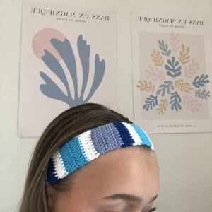 Virkat hårband  - Blått och vitt virkat hårband. Inspirerat av DjerfAvenue. Av bomullsgarn i bra kvalitet.