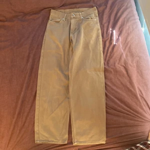 Sweet sktbs jeans - Ett par Baggy jeans från sweet sktbs. Finns ett litet hål vid fickan. Bara att skriva vid eventuella frågor.