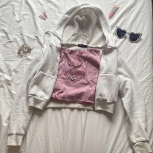 ZIP UP HOODIE - Vit zip up hoodie som är croppad. Använder köp nu och katt finns i hemmet!