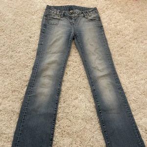 lågmidjade jeans❤️ - lågmidjade jeans från vero modas gamla modell. säljer då jag rensar min garderob🫶🏼 midjemåttet är 82 och innerbenslängden också 82cm❤️ litet hål på ena fickan men inget som syns och man kan sy igen det, därav priset! köpare står för frakt❤️ 