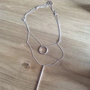 Ljust Guldigt halsband  - Två kedjor med hängen  Ljusare guld, blandning mellan guld och rosé 