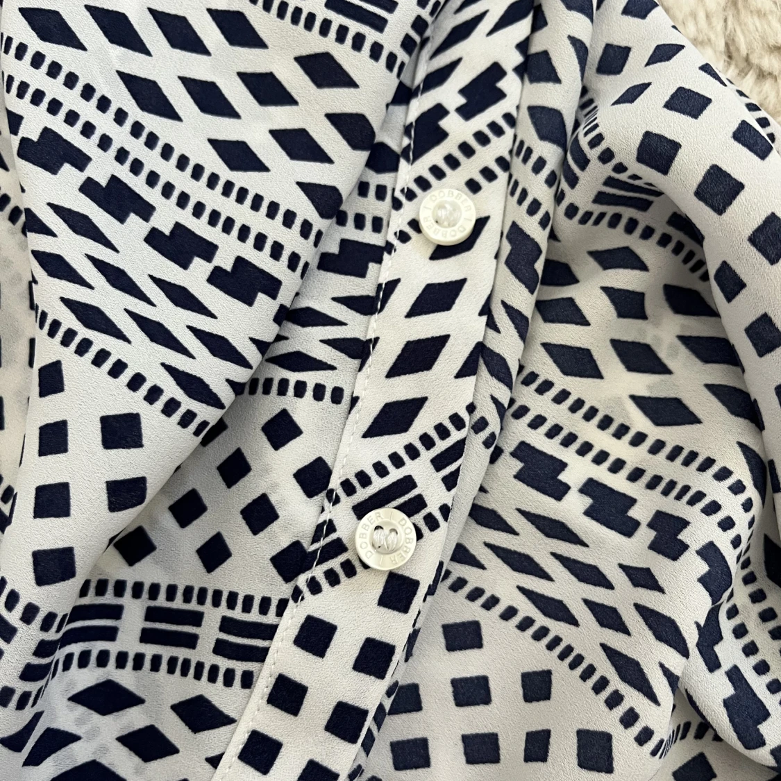 Vit blå mönstrad blus - 91