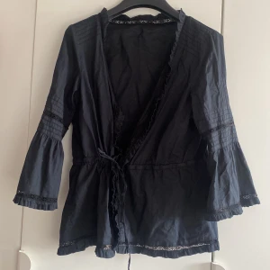 Blus - Supersöt blus med ” utsvängda armar” som man även kan knyta! ❌tryck ej på köp nu❌