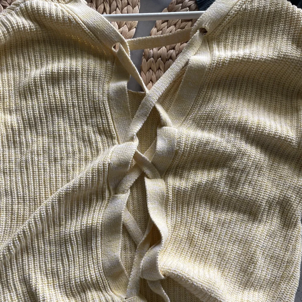 Säljer denna stickade tröja i en söt gul färg med en knytning på baksidan, köpt från Nelly och är i jättefint skick! Säljer pga flytt🩷. Tröjor & Koftor.