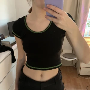 Topp från Brandy Melville - cool babytee tshirt med neon gröna sömmar från Brandy Melville