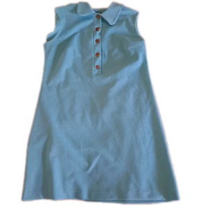 Vintage klänning  - Turkos klänning med trä knappar. Svesko trikå, svensk textil. Str. 46. Pris diskuterbart.      För mer info skicka pm. Köparen står för frakten. Ansvarar inte för paketet under frakt.