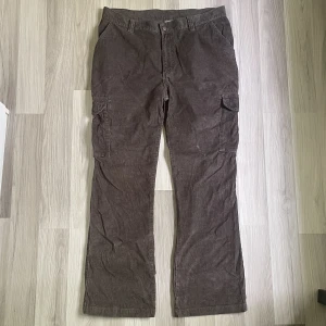 Corduroy Cargo byxor - Har en liten flaw vid vänster knä, se sista bilden. Skriv om fler bilder eller mått önskas. Ljus Oliv/brun färg. Använd köp nu ✌️