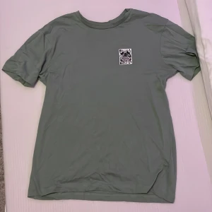 t shirt - En lite oversized mörk turkos t shirt med ett litet tryck på bröstet🤍Använd 1 gång och i nytt och bra skick! skriv om du har några frågor :)