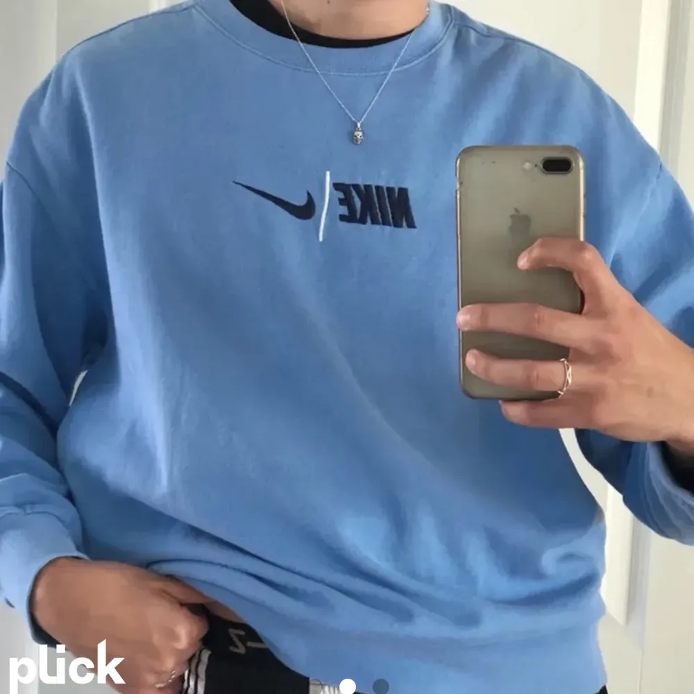 Ljusblå Nike sweatshirt i storlek M! Vintage och unik! Köpare står för frakt :).. Tröjor & Koftor.