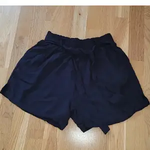 Jättefina, luftiga shorts från Terranova i storlek S. Endast använda 1 gång, säljer även i beige. Kan fraktas med portokod för 15kr, men köparen står för frakten 🥰