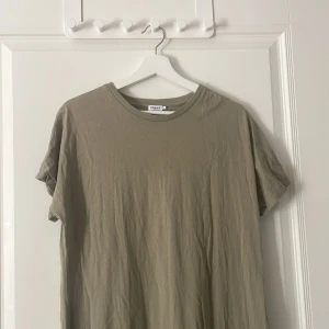 Filippa K klänning  - En Filippa K klänning i en grön färg med två slits längst ned