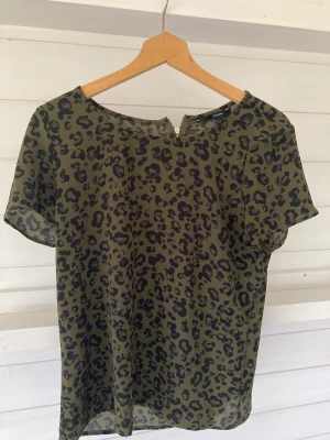 Leopardmönstrad topp - Tröjan är lite mer mörkgrön irl