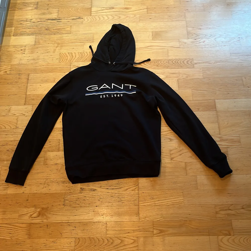 Tja! Säljer min svarta/mörkblåa Gant hoodie i storlek M. Är endast använd 1 gång och är i nyskick. Hör av dig vid funderingar, pris kan diskuteras  . Hoodies.