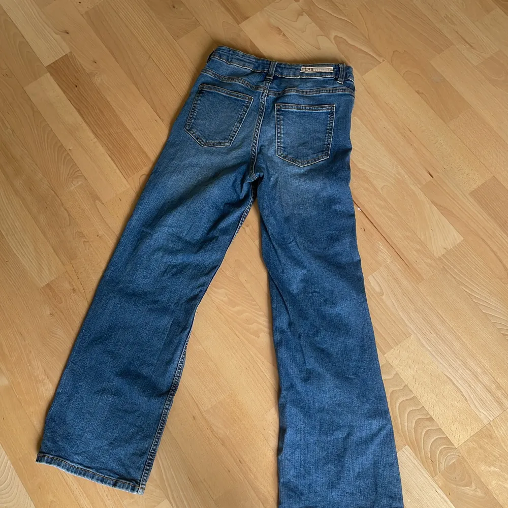 Säljer de här jeansen för att de är för små! Skriv privat om fler bilder behövs ❤️. Jeans & Byxor.