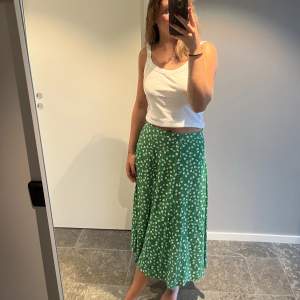 Superfin grönblommig kjol från Hm (jag är 173 lång)💚 Är som i nyskick, frakt ingår inte i priset
