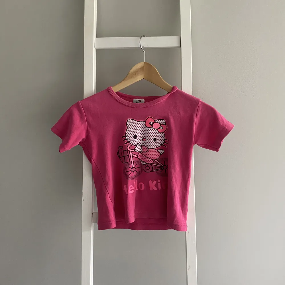 En croppad hello Kitty t - shirt. Den är ganska stretchig och i väldigt bra skick.  Det går bra att klicka på köp nu på en gång. . T-shirts.