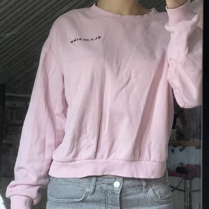 Blackpink tröja  - En jättefin blackpink tröja köpt från hm ( officiell Merch ) storlek M, inte så mycket använd men har ett par defekter på tröjan såsom nån från inte jätte synlig fläck ( sista bilden ) och några andra fläckar, annars jättefint skick<3