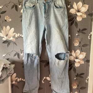 Fina och sköna jeans ifrån Gina tricot!😍  Tar endast Swish och postar så snabbt som möjligt!🤩