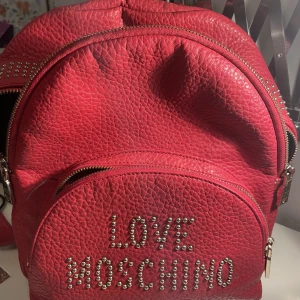 Moschino Ryggsäck - Sälje min fin love moschino ryggsäck. Mer bilder, det är bara fråga! 