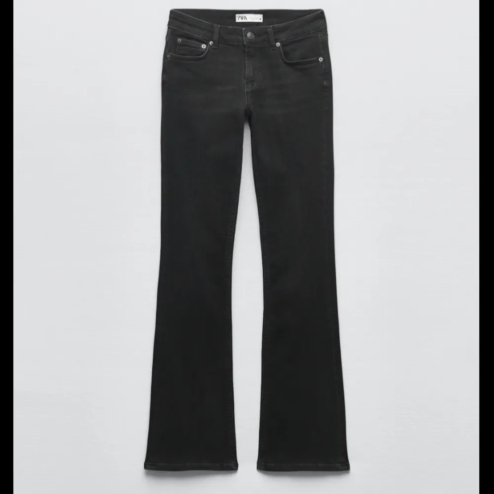 säljer dessa svarta bootcut jeans från zara. skriv för fler bilder!. Jeans & Byxor.