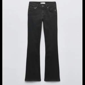 säljer dessa svarta bootcut jeans från zara. skriv för fler bilder!
