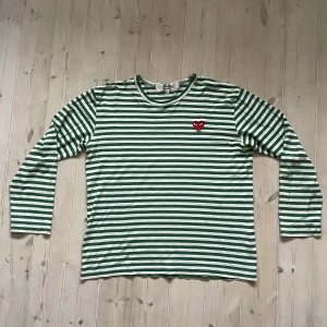 Cdg longsleeve grön - Klassisk longsleeve från Cdg, bra skick! Passar S/M