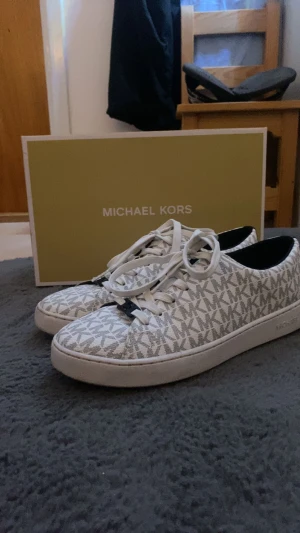 Michael kors skor  - Säljer mina Michael kors skor då de inte kommer till användning, använt fåtal gånger ser nya ut har lådan o allt kvar 