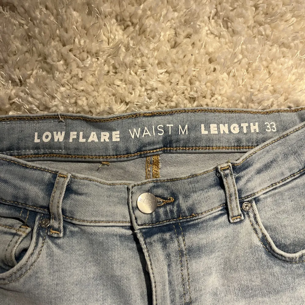 Säljer mina low flare jeans från bikbok då dom inte kommer till användning💕 Aldrig använda, om nån vill ha fler bilder eller undrar något är de bara att skriva💖 Köpare betalat frakt. Jeans & Byxor.