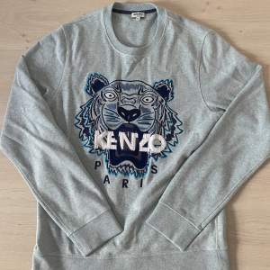 Tja! Säljer min äkta Kenzo tröja som köptes online for ungefär 2100 kr i storlek M, sparsamt använd, dvs 10/10 skick☺️Passar fint på mig som är ~180 cm. Kvitto finns. Kom privat för frågor eller fler bilder! Köparen står för frakt. 