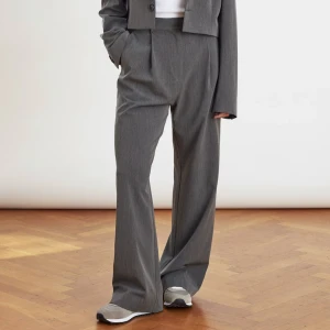 Djerf Avenue Favorite Pants Grey S - Använd ett fåtal gånger, jättefint skick // Nypris 1499 kr // Katt finns i hemmet // Frakt tillkommer