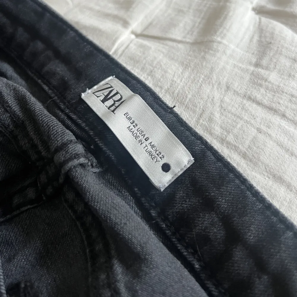 Super fina lågmidjade bootcut jeans från Zara i storlek 32, använda väldigt få gånger, är 164 lång och passar mig i längden💗. Jeans & Byxor.