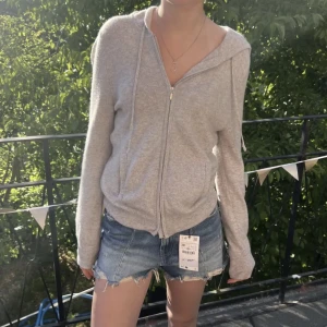 Soft goat hoodie - Säljer min fina soft goat hoodie pga att den ej kommer till användning💘Nypris är ca 2500 men säljer för 900. Som man ser på bilden finns en liten defekt vid dragkedjan, men har sytt ihop det så att det inte syns👌