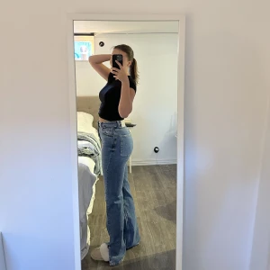 Jeans med slits - Blåa jeans med slits nertill från pull&bear