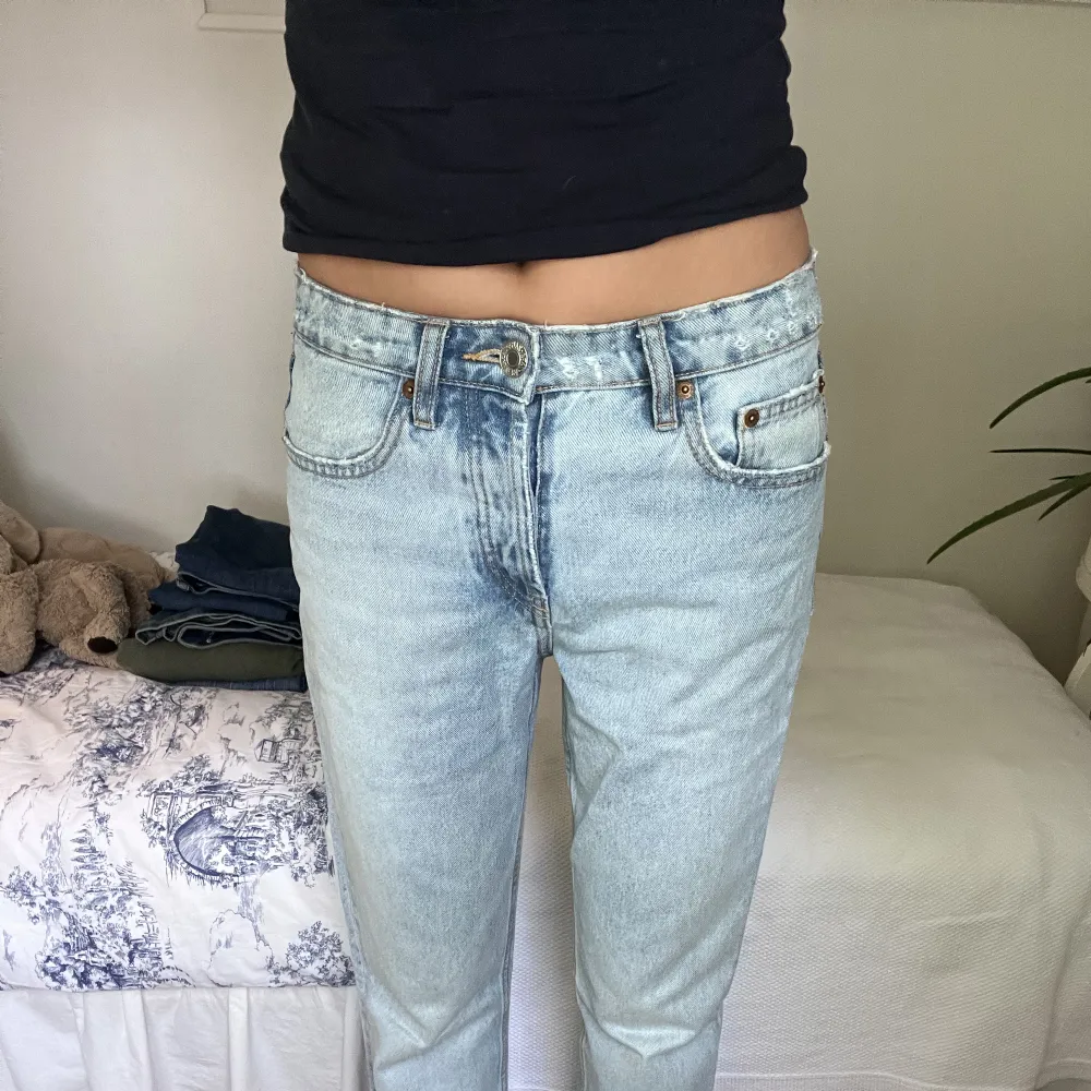 Baggy jeans från zara som är midwaist. I storlek 34/32. Inga defekter! . Jeans & Byxor.