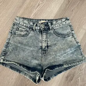 Snygga och moderna shorts i olika nyanser utav blå, dem är även ganska stretchiga💙