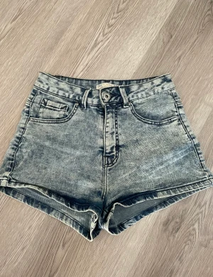 Jeansshorts! - Snygga och moderna shorts i olika nyanser utav blå, dem är även ganska stretchiga💙