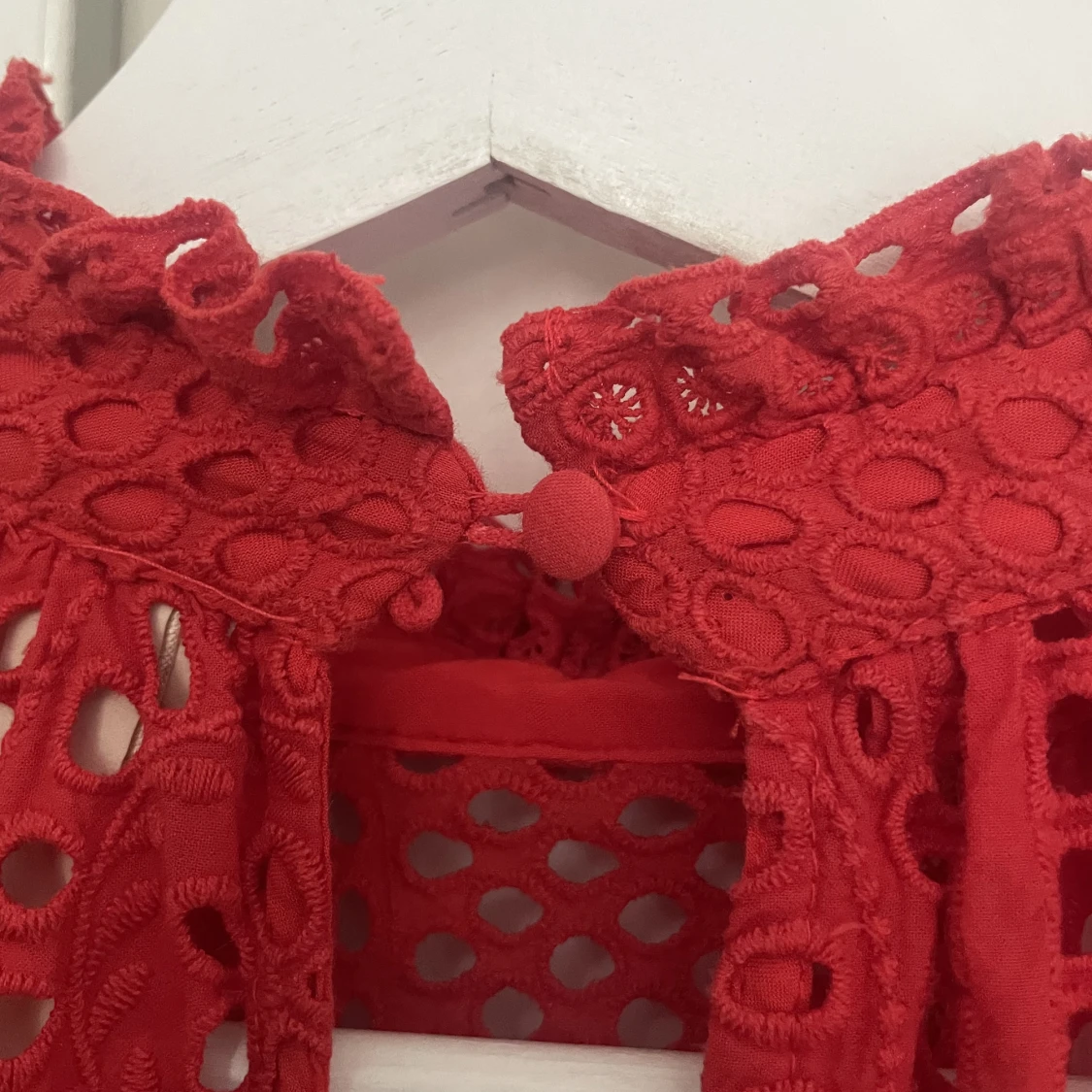 Röd klänning med hålbroderier - 91