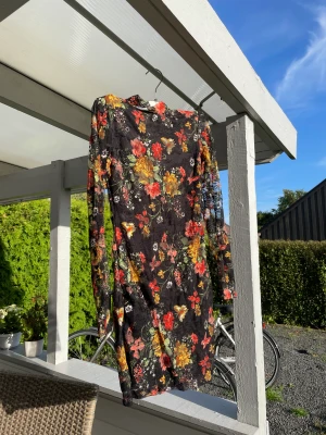 Festklänning  - Fin tight festklänning, armarna är see-through. Aldrig använts. Jättefin lagom Glittrig material. Storlek XS