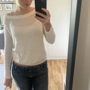 See-through tröja - Fin vit ”hålig” see-through tröja i toppen skick💕lite kort i ärmarna men fråga om mått ifall du är intresserad. Använd gärna köp nu när du köper😊